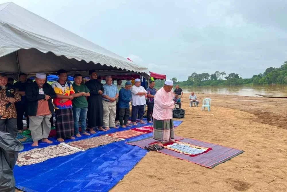 Keluarga Muhamad Rayyan mengadakan solat hajat di tebing Sungai Kelantan, berhampiran Kampung Batu Mengkebang, Jalan Batu Lada, Aur Duri di Kuala Krai pada Khamis bagi memohon doa agar dia ditemukan segera.
