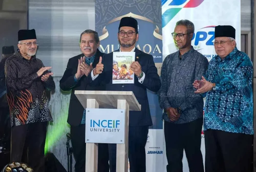 Zulkifli (tengah) melancarkan 'Malaysia's Islamic Finance Report 2026' dalam majlis perasmian MULTAQA 2026 pada Rabu. Foto: Bernama