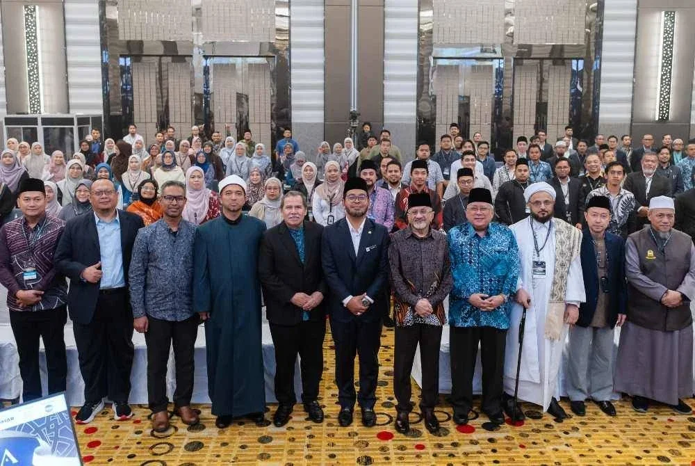 Zulkifli (depan, tengah) bergambar bersama tetamu dalam majlis perasmian MULTAQA 2026 pada Rabu. Foto: Bernama