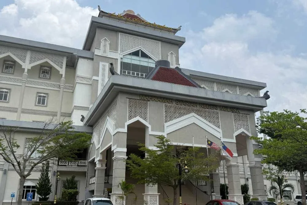 Seorang inspektor polis dan seorang anggota polis wanita yang berstatus isteri orang masing-masing mengaku bersalah di Mahkamah Tinggi Syariah Melaka pada Khamis atas pertuduhan khalwat Mei lalu. Gambar hiasan.