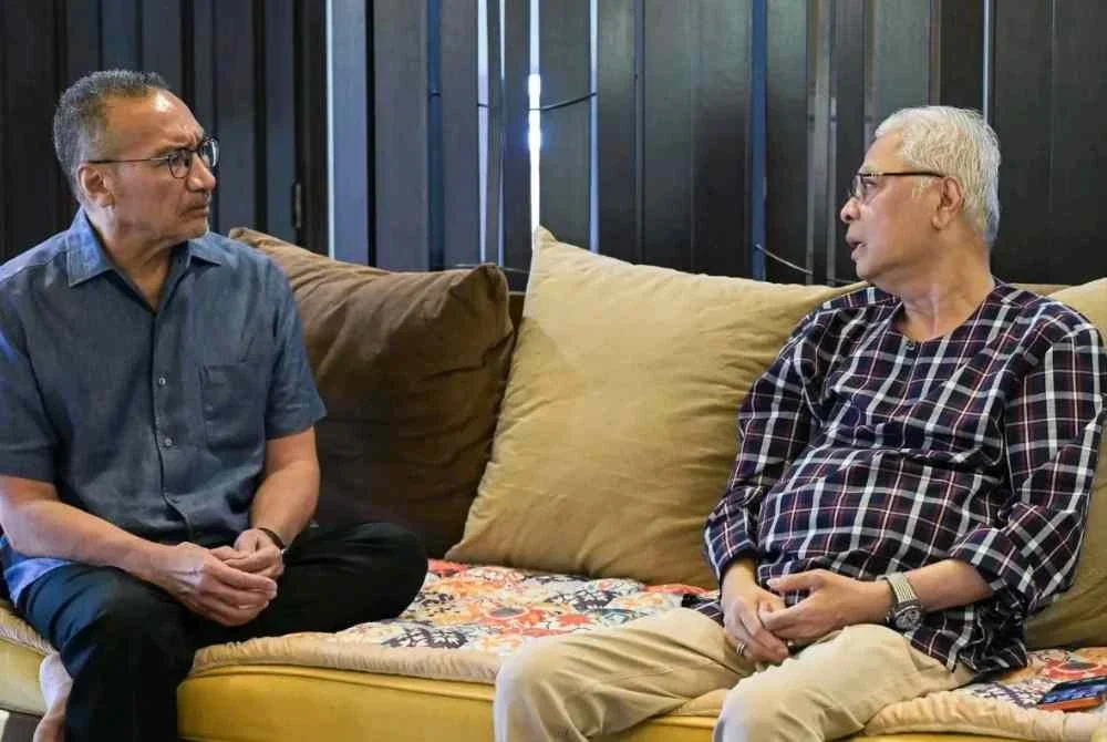 Hishammuddin (kiri) berkongsi detik kunjungan mesra berkenaan di laman Facebooknya pada Khamis.