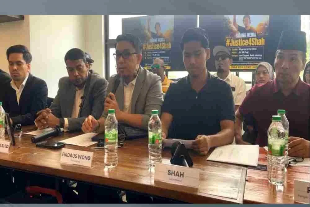 Muhammad Shah (dua dari kanan) pada sidang media #JusticeForShah di Bukit Jelutong di sini pada Khamis.