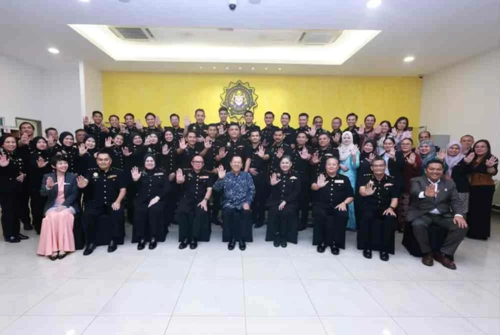 Abd Halim bergambar bersama warga SPRM Sarawak pada Khamis.