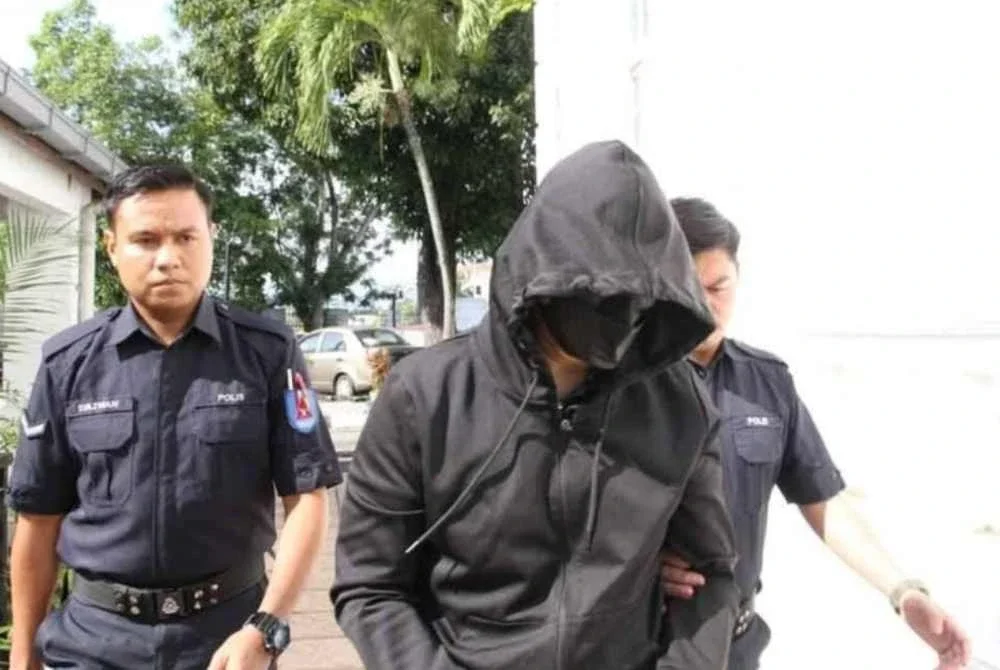 Mohd Nazri (tengah) berdepan pertuduhan membunuh Muhammad Zaharif Affendi berhampiran Sekolah Menengah Kebangsaan Jati di Ipoh 15 Disember 2023. 