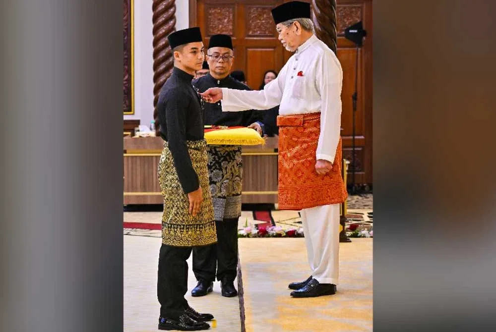 Tun Pehin Sri Dr Wan Junaidi menyempurnakan pengurniaan pingat ABS kepada Jojo di Astana Negeri Sarawak pada Khamis.