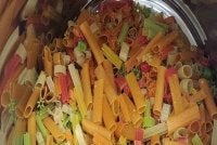 Antara papadom berwarna yang dikenalpasti dijual di pasaran tempatan.