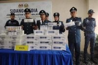 Aspalila (tiga dari kanan) menunjukkan rampasan rokok putih dalam sidang akhbar pada Khamis.