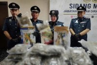 Aspalila (dua dari kanan) menunjukkan bunga ganja yang disorokkan dalam kotak mainan kanak-kanak.