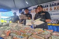 Mohd Alwi (tiga dari kanan) menunjukkan dadah dan ketum yang akan dilupuskan hasil serbuan dan rampasan di 16 daerah polis di Perak.