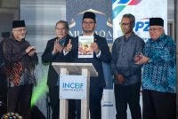 Zulkifli (tengah) melancarkan 'Malaysia's Islamic Finance Report 2026' dalam majlis perasmian MULTAQA 2026 pada Rabu. Foto: Bernama