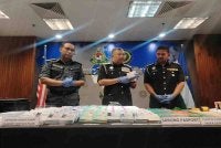 Zakaria (tengah) menunjukkan helaian kertas pasport disyaki palsu yang dirampas susulan tangkapan dua warga Bangladesh di Kuala Lumpur.