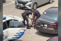 Polis menahan lelaki warga emas selepas didakwa mengganggu pekerja dan pelanggan di sebuah kedai serbaneka di Larkin. Foto tular