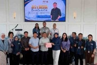 Aedy (enam dari kiri) bersama pengamal media Putrajaya di majlis libat urus pada Khamis.