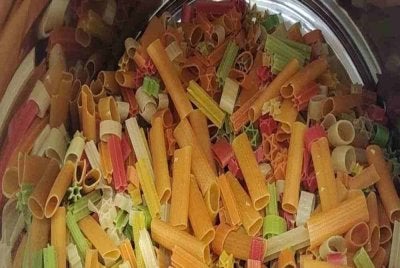Antara papadom berwarna yang dikenalpasti dijual di pasaran tempatan.