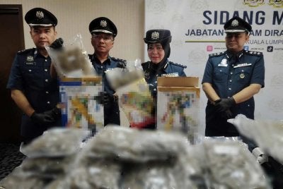 Aspalila (dua dari kanan) menunjukkan bunga ganja yang disorokkan dalam kotak mainan kanak-kanak.