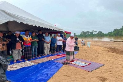 Keluarga Muhamad Rayyan mengadakan solat hajat di tebing Sungai Kelantan, berhampiran Kampung Batu Mengkebang, Jalan Batu Lada, Aur Duri di Kuala Krai pada Khamis bagi memohon doa agar dia ditemukan segera.