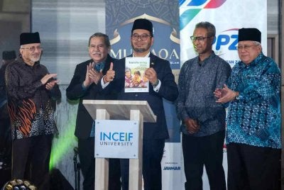 Zulkifli (tengah) melancarkan 'Malaysia's Islamic Finance Report 2026' dalam majlis perasmian MULTAQA 2026 pada Rabu. Foto: Bernama