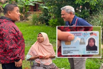 Ketua UMNO Bahagian Kuala Krau, Datuk Seri Dr. Ismail Mohamed Said (kiri) ketika menyantuni wanita warga emas, Entah binti Ta’tahu.