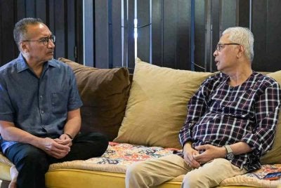 Hishammuddin (kiri) berkongsi detik kunjungan mesra berkenaan di laman Facebooknya pada Khamis.