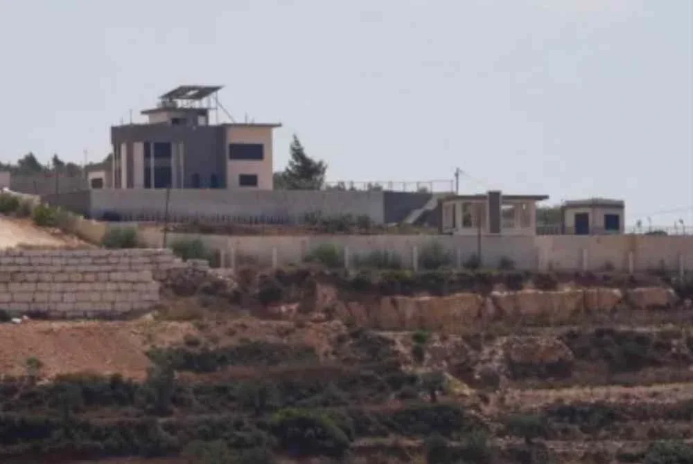 Kediaman dua keluarga Palestin dikepung sejak akhir minggu lalu. Foto Agensi