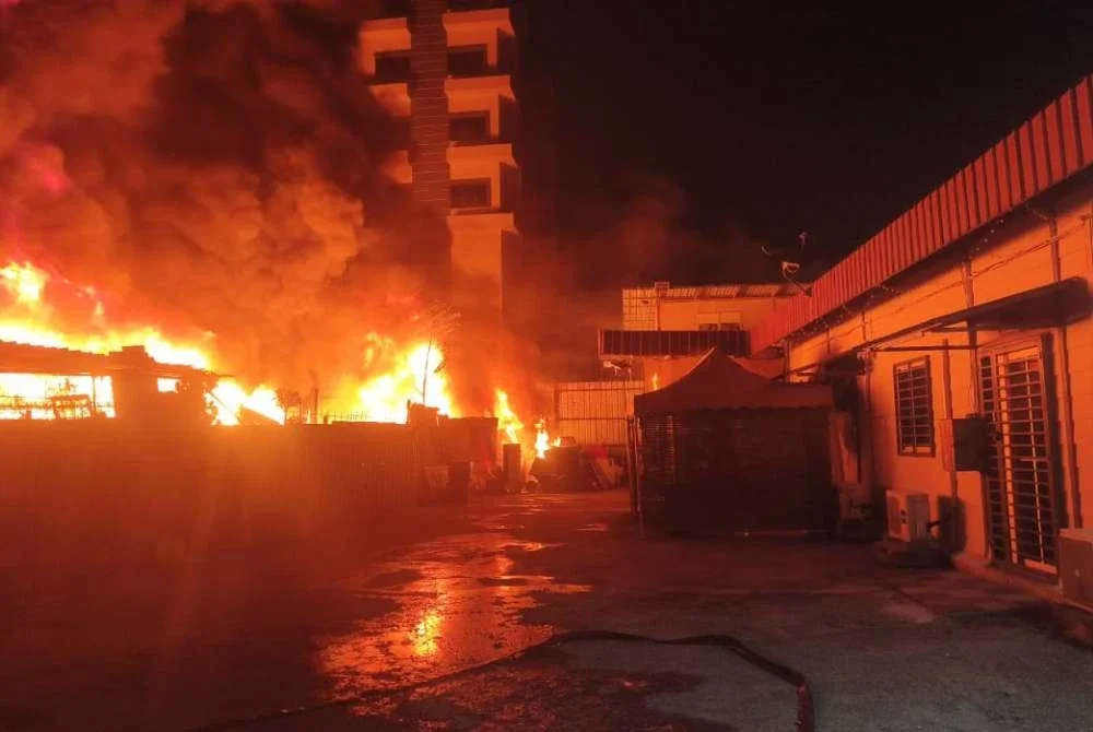 Anggaran kebakaran membabitkan kira-kira 80 peratus daripada keseluruhan bangunan. Foto: JBPM