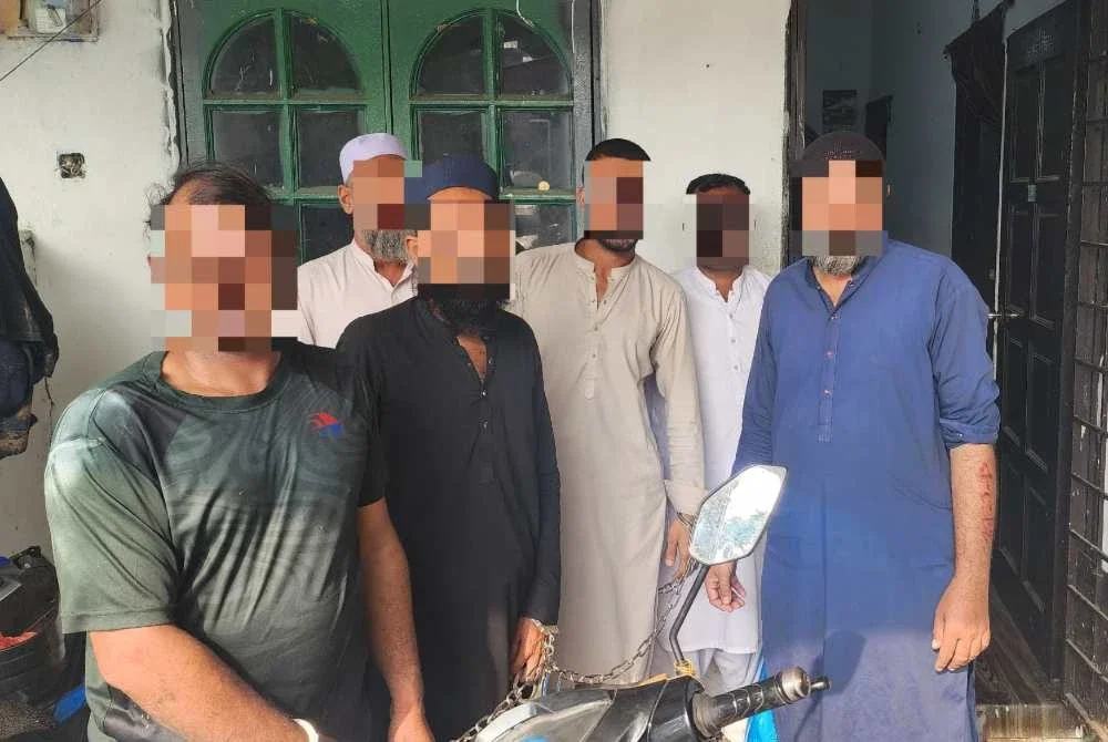 Antara warga Pakistan yang ditahan ketika operasi dilaksanakan JIM di Kapar, Klang pada Rabu. Foto: JIM