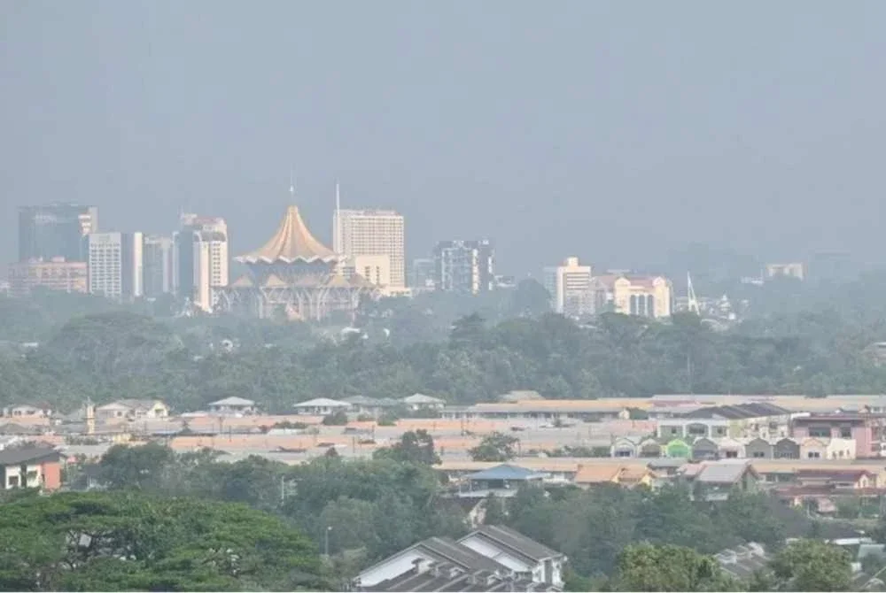 Pemandangan sekitar Bandar Raya Kuching, Sarawak yang diselubungi jerebu . Foto: Bernama