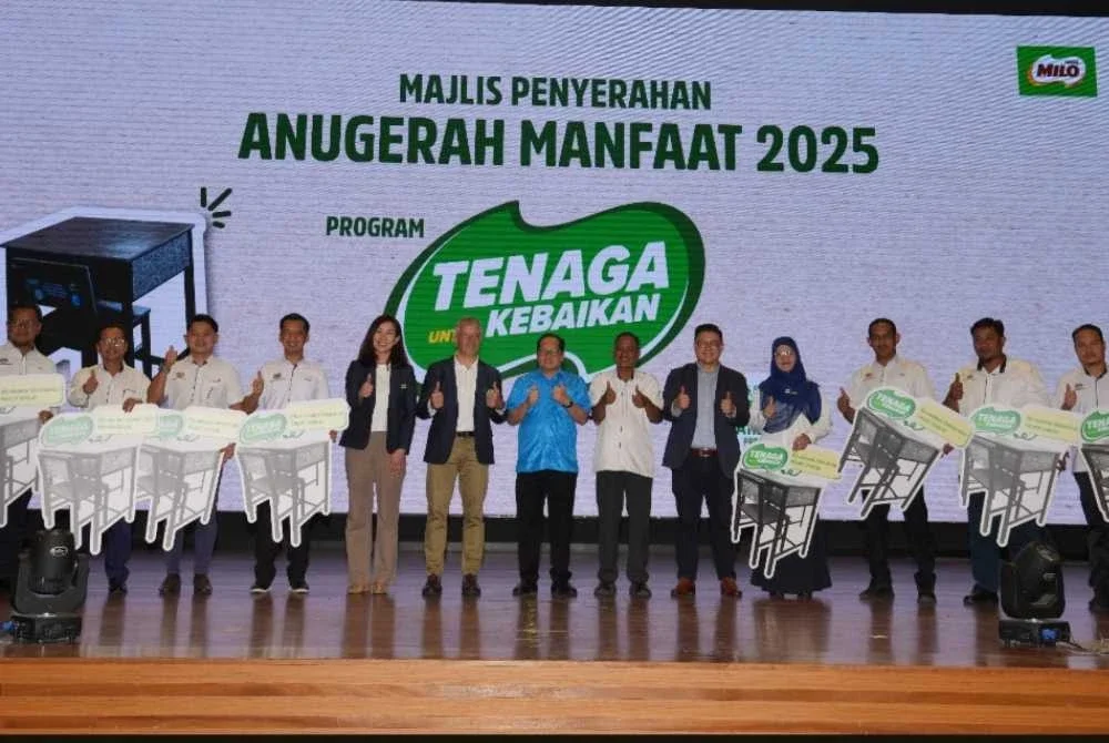 Ketua Pengarah Pendidikan Malaysia, Datuk Dr Mohd Azam Ahmad (tengah) bergambar bersama wakil MILO®, Tetra Pak Malaysia dan Jabatan Pendidikan Negeri.
