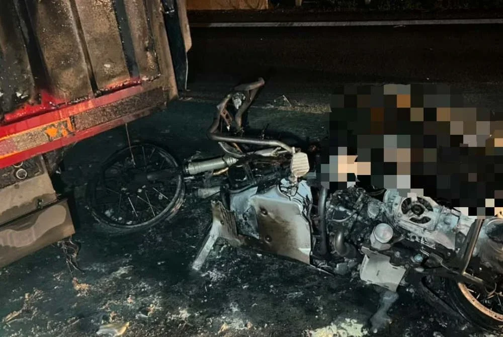 Akibat rempuhan, mangsa disahkan meninggal dunia di tempat kejadian akibat terbakar seluruh badan.