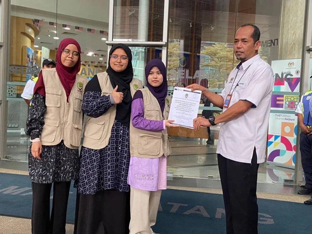 Siti Syakirah menyerahkan memorandum kepada pegawai KPM, Nasaruddin Rahmat di Putrajaya pada Jumaat.