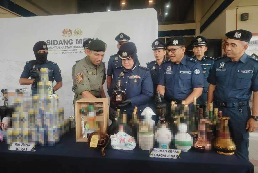 Noraidah (tiga dari kiri) bersama Nik Ezanee (dua dari kiri) menunjukkan paparan gambar rampasan besi dan plastik skrap yang dilaksanakan sejak Januari lalu.