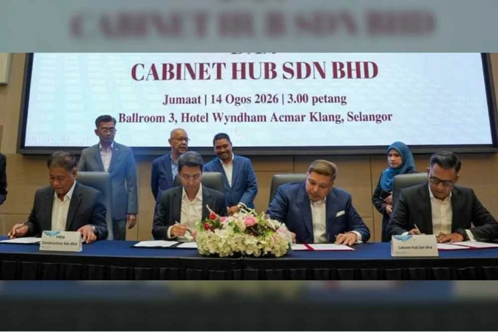 Raja Ahmad Shahrir (dua dari kiri) dan Faiz Syazwan (dua dari kanan) menandatangani perjanjian konsortium sambil disaksikan wakil syarikat masing-masing semasa majlis berkenaan pada Jumaat.