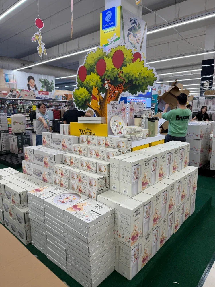 Setiap zon dihias dengan dekorasi bertemakan Winnie the Pooh, lengkap dengan pameran produk eksklusif, sudut bergambar yang menarik serta ruang aktiviti yang mesra keluarga.