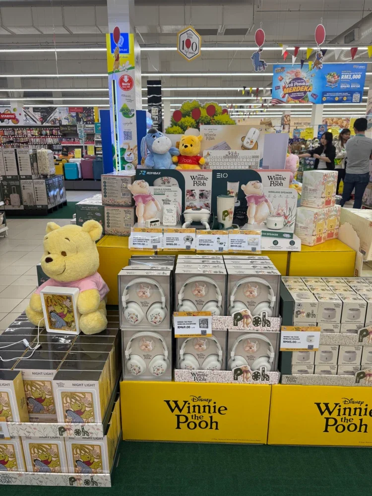 Pelbagai koleksi patung dan barangan berjenama Winnie the Pooh dipamerkan untuk jualan di sebuah kedai, menarik perhatian pelanggan dengan reka bentuk yang comel dan berwarna-warni.