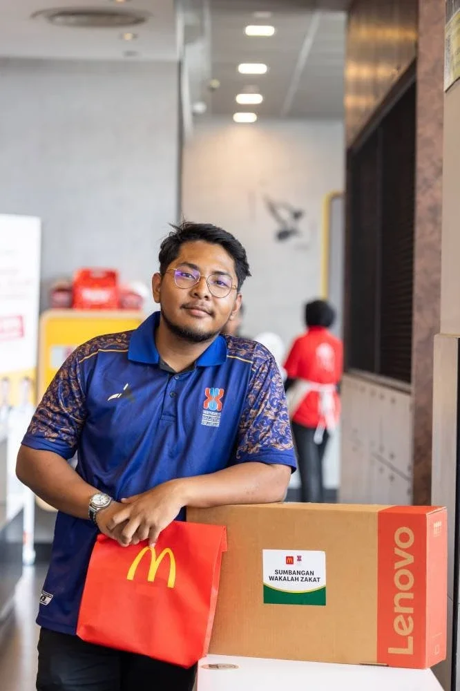 Mohamad Aiman menggunakan penjimatan daripada baucar Nasi Mekdi untuk membantu menguruskan perbelanjaan hari berikutnya, sekali gus mengurangkan kebergantungannya kepada keluarga.