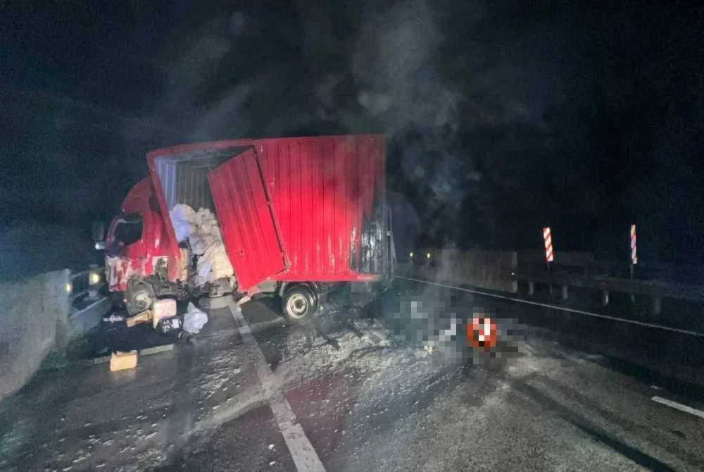 Kemalangan dipercayai berlaku apabila lori secara tiba-tiba hilang kawalan lalu terbabas merempuh bahu jalan.