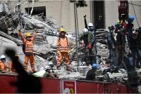 Anggota penyelamat di Colombia melakukan usaha terakhir untuk mengesan mangsa yang terselamat pada awal pagi Khamis memandangkan tempoh kritikal 72 jam bagi operasi menyelamat hampir berakhir. Foto: AFP