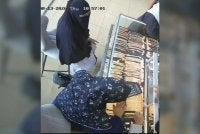 Tangkap layar video tular memaparkan dua wanita yang disyaki melarikan gelang emas bernilai RM16,000 di sebuah kedai emas.
