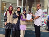 Siti Syakirah menyerahkan memorandum kepada pegawai KPM, Nasaruddin Rahmat di Putrajaya pada Jumaat. 