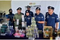 Noraidah menunjukkan rampasan alat permainan seks susulan penahanan sebuah kontena di Zon Pelabuhan Bebas Pelabuhan Utara.