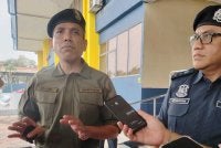 Nik Ezanee ditemui pemberita di Pejabat Kastam Selangor pada Jumaat.