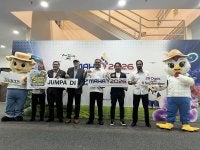 Isham (lima dari kiri) bergambar bersama maskot MAHA 2026.