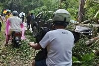Keadaan di lokasi kejadian pokok tumbang hempap kenderaan mencederakan dua warga emas di Jalan Chamang, Bentong pada Jumaat. Foto: Polis Bentong