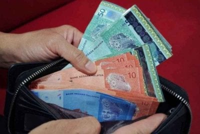 Usia panjang boleh menjadi tekanan apabila pendapatan selepas bersara berkurangan akibat peningkatan kos makanan, perumahan, rawatan dan penjagaan. Foto hiasan 