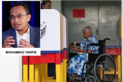 Pengundi warga emas menunaikan tanggungjawab mengundi pada PRN Negeri Sembilan ke-16 di Pusat Pengundian Sekolah Jenis Kebangsaan Cina Kelpin, Jalan Tok Ungku, Taman Ujong, Seremban pada 1 Ogos lalu. Foto fail Bernama
