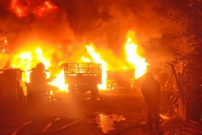 Sebuah stor penyimpanan kabel elektrik di Jalan Kunci Air, Padang Jawa musnah terbakar pada Khamis. Foto: JBPM