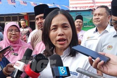 Nie Ching pada sidang akhbar selepas penyerahan peruntukan Sekolah Angkat Madani di SK Murni Jaya, Kulai pada Jumaat.