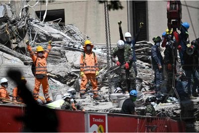 Anggota penyelamat di Colombia melakukan usaha terakhir untuk mengesan mangsa yang terselamat pada awal pagi Khamis memandangkan tempoh kritikal 72 jam bagi operasi menyelamat hampir berakhir. Foto: AFP
