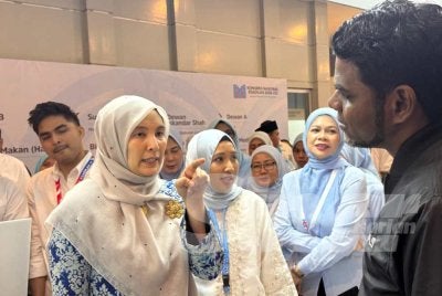 Nurul Izzah meluangkan masa melawat reruai sebelum meninggalkan lokasi. Foto SINAR HARIAN/NORAFIZA JAAFAR