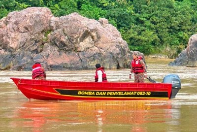 Operasi mencari mangsa diteruskan oleh pasukan SAR. FOTO JBPM